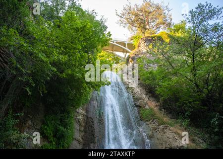 Misty Cascades : a Serene Green Retreat Banque D'Images