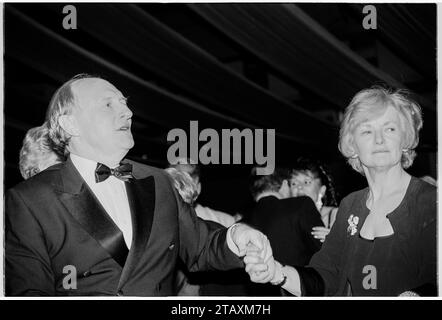 GLENYS KINNOCK, NEIL KINNOCK, CARDIFF, 2001 : Glenys Kinnock et Neil Kinnock, hommes politiques du Parti travailliste gallois mariés, dansent ensemble à la cérémonie de remise des prix de la femme galloise de l'année 2001 et au dîner de gala le 23 novembre 2001 à la Cardiff International Arena (CIA), pays de Galles, Cardiff. À l'époque Glenys Kinnock était membre du Parlement européen et Neil Kinnock était commissaire européen. Photo : Rob Watkins Banque D'Images