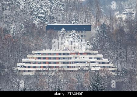 Immeuble résidentiel et ancien bâtiment d'hôtel abandonné dans la forêt. Petite ville Roznov pod Radhostem en république tchèque. Banque D'Images