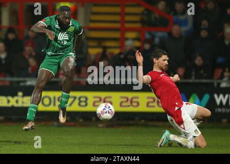 Frank Nouble de Yeovil Town (à gauche) et George Evans de Wrexham se battent pour le ballon lors du match de deuxième tour de la Emirates FA Cup sur le terrain de course de Wrexham. Date de la photo : dimanche 3 décembre 2023. Banque D'Images