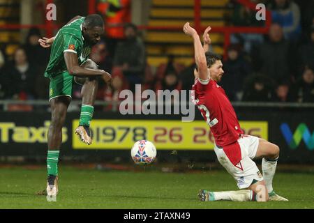 Frank Nouble de Yeovil Town (à gauche) et George Evans de Wrexham se battent pour le ballon lors du match de deuxième tour de la Emirates FA Cup sur le terrain de course de Wrexham. Date de la photo : dimanche 3 décembre 2023. Banque D'Images