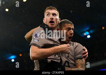 Dejan Kulusevski (à gauche) de Tottenham Hotspur célèbre marquer le troisième but de leur équipe avec son coéquipier Richarlison lors du match de Premier League à l'Etihad Stadium, Manchester. Date de la photo : dimanche 3 décembre 2023. Banque D'Images