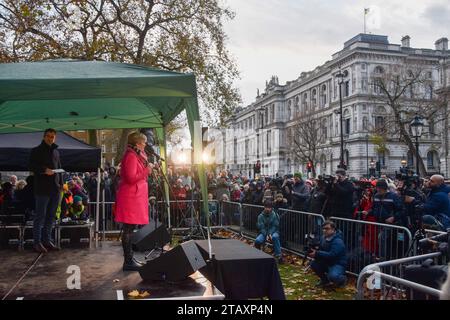 Londres, Royaume-Uni. 3 décembre 2023. Stella Creasy, députée travailliste et coopérative de Walthamstow, prononce un discours lors d’une veillée à Whitehall pour les vies perdues de tous les côtés pendant la guerre Israël-Hamas, et pour la paix. Crédit : Vuk Valcic/Alamy Live News Banque D'Images