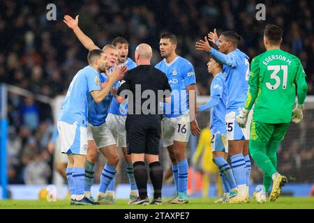 Manchester, Royaume-Uni. 03 décembre 2023. Les joueurs de Manchester City font appel à l'arbitre Simon Hooper lors du match de Premier League Manchester City vs Tottenham Hotspur à Etihad Stadium, Manchester, Royaume-Uni, le 3 décembre 2023 (photo de Conor Molloy/News Images) crédit : News Images LTD/Alamy Live News Banque D'Images