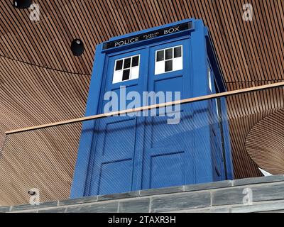 L'émission de la BBC Dr Who's TARDIS est exposée au Senedd pour les célébrations du 60e anniversaire Banque D'Images