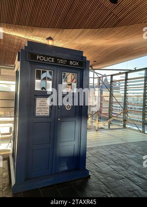 L'émission de la BBC Dr Who's TARDIS est exposée au Senedd pour les célébrations du 60e anniversaire Banque D'Images