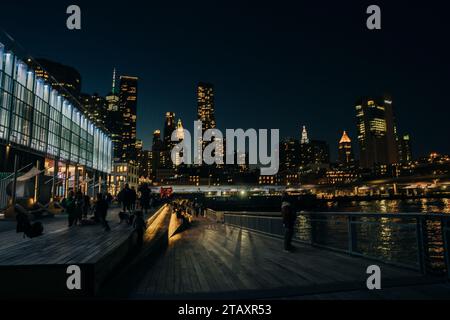 vue sur le pont de brooklyn depuis le quai 17 la nuit. new york, usa - 12 mai 2023. Photo de haute qualité Banque D'Images