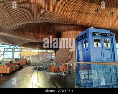 L'émission de la BBC Dr Who's TARDIS est exposée au Senedd pour les célébrations du 60e anniversaire Banque D'Images