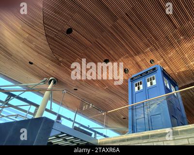 L'émission de la BBC Dr Who's TARDIS est exposée au Senedd pour les célébrations du 60e anniversaire Banque D'Images