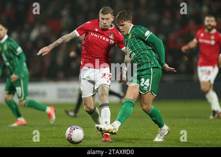 James McClean de Wrexham (à gauche) et Charlie Cooper de Yeovil Town se battent pour le ballon lors du match de deuxième tour de la Emirates FA Cup sur le terrain de course de Wrexham. Date de la photo : dimanche 3 décembre 2023. Banque D'Images