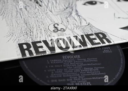 Viersen, Allemagne - juin 9. 2023 : gros plan de la pochette de l'album vinyle Revolver from the Beatles, 1966 Banque D'Images