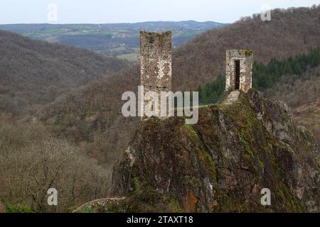 Les deux tours du château inférieur perchées sur le Roc del Thaluc, le « pain de sucre », à Peyrusse-le-Roc, un matin de mars (Aveyron, Occitanie France) Banque D'Images