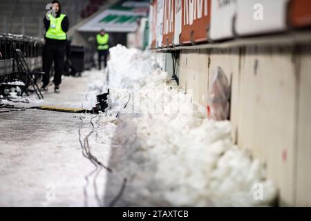 Augsbourg, Deutschland. 03 décembre 2023. Kaelte und Schneemassen im Stadion. Winter GER, FC Augsburg vs Eintracht Frankfurt, 1.Bundesliga Fussball, 13. Spieltag, saison 2023/2024, 03.12.2023 LES RÈGLEMENTS DFB/DFL INTERDISENT TOUTE UTILISATION DE PHOTOGRAPHIES COMME SÉQUENCES D'IMAGES ET/OU QUASI-VIDÉO Foto : Eibner-Pressefoto/Roger Buerke crédit : dpa/Alamy Live News Banque D'Images