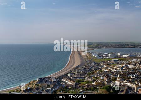 Vue d'ensemble de Castletown et Chesil Beach depuis Portland Heights, l'île de Portland, Dorset, Royaume-Uni, octobre 2023. Banque D'Images