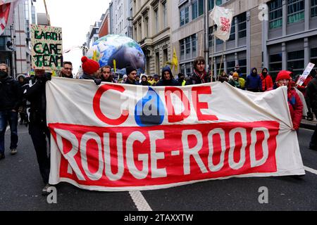 Bruxelles, Belgique. 03 décembre 2023. Les gens prennent part à une manifestation climatique coïncidant avec la COP28 qui se tient à Dubaï à Bruxelles, Belgique, le 3 décembre 2023. Crédit : ALEXANDROS MICHAILIDIS/Alamy Live News Banque D'Images