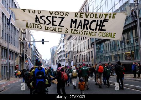 Bruxelles, Belgique. 03 décembre 2023. Les gens prennent part à une manifestation climatique coïncidant avec la COP28 qui se tient à Dubaï à Bruxelles, Belgique, le 3 décembre 2023. Crédit : ALEXANDROS MICHAILIDIS/Alamy Live News Banque D'Images