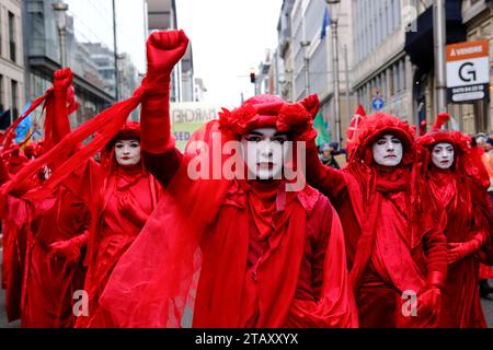 Bruxelles, Belgique. 03 décembre 2023. Les membres de extinction Rebellion Red Rebel Brigade prennent part à une manifestation climatique coïncidant avec la COP28 qui se tient à Dubaï à Bruxelles, en Belgique, le 3 décembre 2023. Crédit : ALEXANDROS MICHAILIDIS/Alamy Live News Banque D'Images