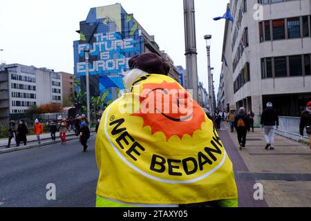 Bruxelles, Belgique. 03 décembre 2023. Les gens prennent part à une manifestation climatique coïncidant avec la COP28 qui se tient à Dubaï à Bruxelles, Belgique, le 3 décembre 2023. Crédit : ALEXANDROS MICHAILIDIS/Alamy Live News Banque D'Images