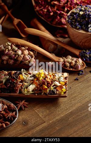 Diverses plantes médicinales séchées, des herbes et des fleurs sur un vieux fond de bois. Concept de phytothérapie ou aromathérapie. Banque D'Images