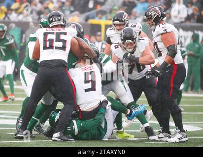 East Rutherford, États-Unis. 03 décembre 2023. Atlanta Falcons Desmond Ridder perd son casque lorsqu'il est saccagé dans le premier quart-temps par les Jets Jermaine Johnson de New York au MetLife Stadium à East Rutherford, New Jersey, le dimanche 2 décembre 2023. Photo de John Angelillo/UPI crédit : UPI/Alamy Live News Banque D'Images