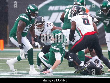 East Rutherford, États-Unis. 03 décembre 2023. Tim Boyle, quarterback des Jets de New York, est limogé par les Atlanta Falcons Bud Dupree en première mi-temps au MetLife Stadium à East Rutherford, New Jersey, le dimanche 2 décembre 2023. Photo de John Angelillo/UPI crédit : UPI/Alamy Live News Banque D'Images