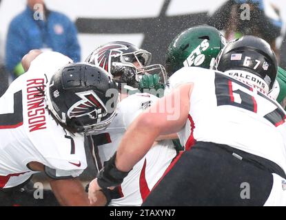 East Rutherford, États-Unis. 03 décembre 2023. Atlanta Falcons Bijan Robinson est affronté dans la zone de fin des Falcons pour une sécurité dans le premier quart-temps contre les Jets de New York au MetLife Stadium à East Rutherford, New Jersey, le dimanche 2 décembre 2023. Photo de John Angelillo/UPI crédit : UPI/Alamy Live News Banque D'Images