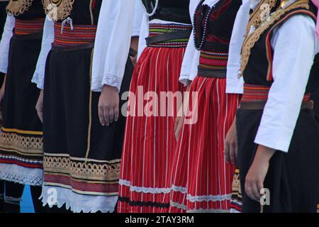 Un groupe de danseurs folkloriques serbes dans un festival en plein air. Banque D'Images