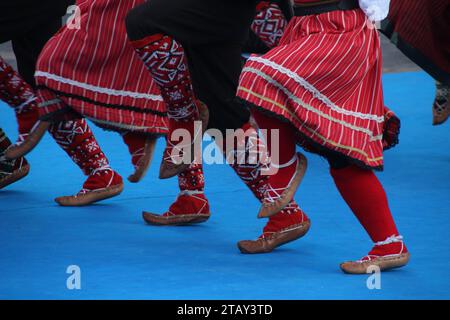 Un groupe de danseurs folkloriques serbes dans un festival en plein air. Banque D'Images