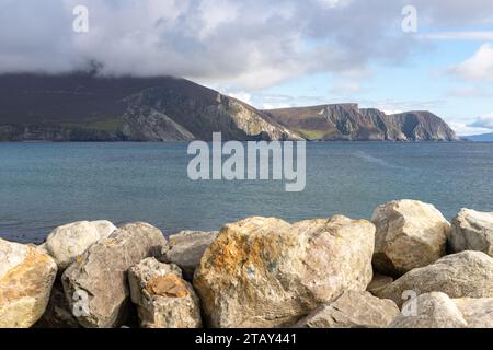 Menawn Cliffs, Keel Beach, Slievemore, Achill Island, Mayo, Irlande Banque D'Images