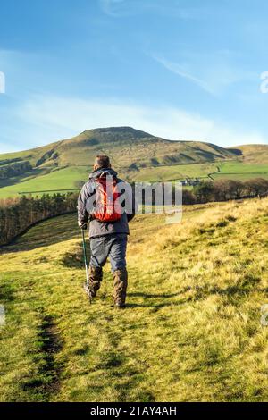 Homme marchant vers le Cheshire mini montagne Shutlingsloe dans le White Peak district Angleterre Royaume-Uni Banque D'Images