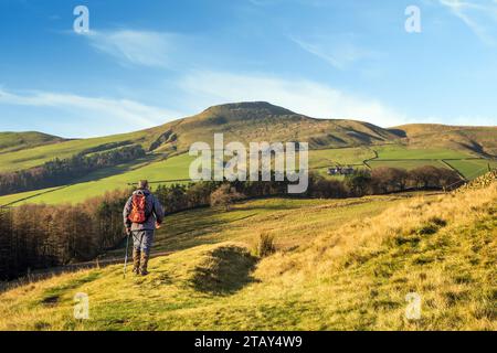 Homme marchant vers le Cheshire mini montagne Shutlingsloe dans le White Peak district Angleterre Royaume-Uni Banque D'Images