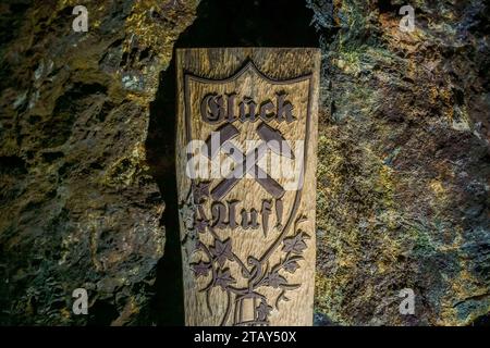 Holztafel, Glück Auf, Feengrotten, Saalfeld, Thüringen, Deutschland *** plaque en bois, Glück Auf, Feengrotten, Saalfeld, Thuringe, Allemagne crédit : Imago/Alamy Live News Banque D'Images