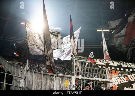 Augsbourg, Deutschland. 03 décembre 2023. Fans von Eintracht Frankfurt GER, FC Augsburg vs Eintracht Frankfurt, 1.Bundesliga Fussball, 13. Spieltag, saison 2023/2024, 03.12.2023 LES RÈGLEMENTS DFB/DFL INTERDISENT TOUTE UTILISATION DE PHOTOGRAPHIES COMME SÉQUENCES D'IMAGES ET/OU QUASI-VIDÉO Foto : Eibner-Pressefoto/Roger Buerke crédit : dpa/Alamy Live News Banque D'Images