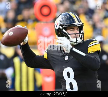 Pittsburgh, États-Unis. 03 décembre 2023. Kenny Pickett (8), quarterback des Steelers de Pittsburgh, lance le premier quart-temps contre les Cardinals de l'Arizona au stade Arisure, le dimanche 3 décembre 2023 à Pittsburgh. Photo d'Archie Carpenter/UPI crédit : UPI/Alamy Live News Banque D'Images