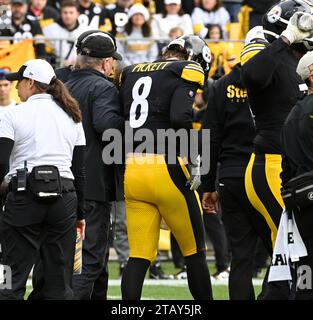 Pittsburgh, États-Unis. 03 décembre 2023. Kenny Pickett (8 ans), le quarterback des Steelers de Pittsburgh, quitte le terrain après avoir atteint la ligne d'un yard dans le deuxième quart-temps contre les Cardinals de l'Arizona au stade Arisure, le dimanche 3 décembre 2023 à Pittsburgh. Photo d'Archie Carpenter/UPI crédit : UPI/Alamy Live News Banque D'Images