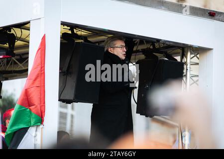 Paris, France. 02 décembre 2023. Jean-Luc Mélenchon, chef du parti politique la France Insoumise, intervient lors de la manifestation pour la paix à Gaza. À Paris, plusieurs organisations de gauche et le parti politique la France Insoumise se sont réunis pour appeler à un cessez-le-feu immédiat de l’État israélien et ont accusé le président français Emmanuel Macron d’être complice des massacres commis à Gaza. La manifestation a commencé à la place de la République et s'est terminée à la place Bastille. (Photo Telmo Pinto/SOPA Images/Sipa USA) crédit : SIPA USA/Alamy Live News Banque D'Images