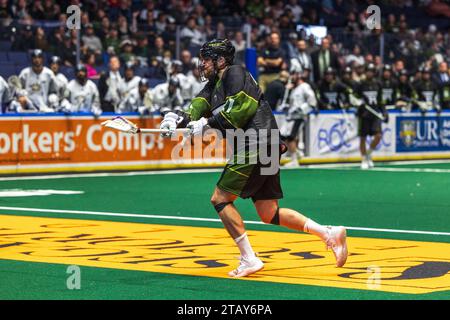 2 décembre 2023 : l'attaquant des Rochester Knighthawks Ethan O'Connor (21) prend un tir au troisième quart-temps contre les Roughnecks de Calgary. Les Knighthawks de Rochester ont accueilli les Roughnecks de Calgary dans un match de la Ligue nationale de crosse au Blue Cross Arena de Rochester, New York. (Jonathan Tenca/CSM) Banque D'Images