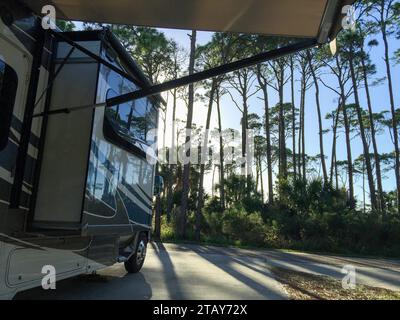 Un VR ou une caravane est garé dans un camping tranquille au T.H Stone Memorial State Park le long de la zone connue sous le nom de Florida Panhandle. Banque D'Images