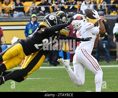 Pittsburgh, États-Unis. 03 décembre 2023. Le Wide Receiver des Arizona Cardinals, Rondale Moore (4), manque la prise au deuxième quart-temps contre les Steelers de Pittsburgh au stade Arisure, le dimanche 3 décembre 2023 à Pittsburgh. Photo d'Archie Carpenter/UPI crédit : UPI/Alamy Live News Banque D'Images