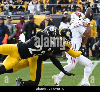 Pittsburgh, États-Unis. 03 décembre 2023. Le Wide Receiver des Arizona Cardinals, Rondale Moore (4), manque la prise au deuxième quart-temps contre les Steelers de Pittsburgh au stade Arisure, le dimanche 3 décembre 2023 à Pittsburgh. Photo d'Archie Carpenter/UPI crédit : UPI/Alamy Live News Banque D'Images