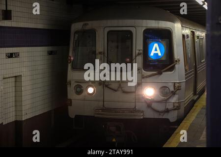 Le train A quitte la station de métro 2nd Avenue à New York, samedi 2 décembre 2023. (Photo : Gordon Donovan) Banque D'Images