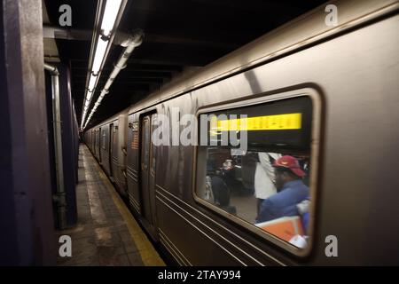 Le train A quitte la station de métro 2nd Avenue à New York, samedi 2 décembre 2023. (Photo : Gordon Donovan) Banque D'Images