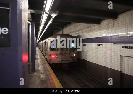 Le train A quitte la station de métro 2nd Avenue à New York, samedi 2 décembre 2023. (Photo : Gordon Donovan) Banque D'Images