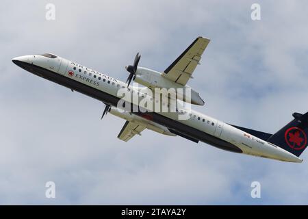 Avion Bombardier Q400 d'Air Canada Express au décollage. Montréal, Québec, Canada Banque D'Images