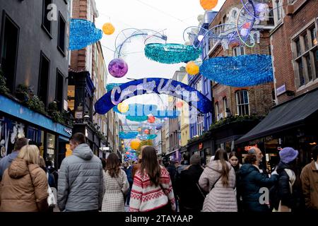 Royaume-Uni. 3 décembre 2023. Des gens vus sur la rue animée Carnaby dans le centre de Londres dimanche alors que la saison des fêtes commence. (Image de crédit : © Hesther ng/SOPA Images via ZUMA Press Wire) USAGE ÉDITORIAL UNIQUEMENT! Non destiné à UN USAGE commercial ! Banque D'Images