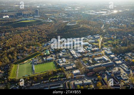 Luftbild, Gewerbegebiet im Blankenfeld, Stadion Fußballplatz des SV Rhenania Bottrop 1919 e.V., Blick zur Halde Beck und Tetraeder Sehenswürdigkeit, Blick zur Halde Prosperstraße mit alpincenter Skihalle, ArcelorMittal Bottrop und Zeche Prosper-Haniel mit Rauchwolke, Abristerbe Laubbäumen Knappenstraße Gelände, bromer Zechengebäude-dem Maltroben, Rugeben Dirowolke, Rugedem Rhénanie-du-Nord-Westphalie, Deutschland ACHTUNGxMINDESTHONORARx60xEURO *** vue aérienne, zone industrielle im Blankenfeld, stade de football de SV Rhenania Bottrop 1919 e V, vue t Banque D'Images