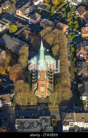 Luftbild, Liebfrauenkirche im Wohngebiet, umgeben von herbstlichen Laubbäumen, Eigen, Bottrop, Ruhrgebiet, Rhénanie-du-Nord-Westphalie, Deutschland ACHTUNGxMINDESTHONORARx60xEURO *** vue aérienne, église notre-Dame dans un quartier résidentiel, entouré d'arbres caduques automnaux, Eigen, Bottrop, région de la Ruhr, Rhénanie du Nord-Westphalie, Allemagne ATTENTIONxMINDESTHONORARx60xEURO crédit : Imago/Alamy Live News Banque D'Images