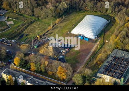 Luftbild, Traglufthalle und abgebrannte Sporthalle am ehemaligen Sportplatz Enfieldstraße, umgeben von herbstlichen Laubbäumen, Rentfort, Gladbeck, Ruhrgebiet, Rhénanie-du-Nord-Westphalie, Deutschland ACHTUNGxMINDESTHONORARx60xEURO *** vue aérienne, dôme d'air et salle de sport incendiée sur l'ancien terrain de sport Enfieldstraße, entouré d'arbres caduques automnaux, Rentfort, Gladbeck, région de la Ruhr, Rhénanie du Nord-Westphalie, Allemagne ATTENTIONxMINDESTHONORARx60xEURO crédit : Imago/Alamy Live News Banque D'Images