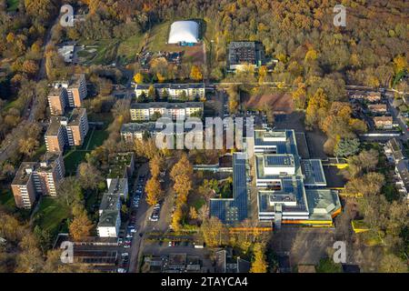 Luftbild, Ingeborg-Drewitz-Gesamtschule mit Solardach, Traglufthalle und abgebrannte Sporthalle am ehemaligen Sportplatz Enfieldstraße, Wohngebiet mit Hochhäusern, umgeben von herbstlichen Laubbäumen, Rentfort, Gladbeck, Ruhrgebiet, Nordrhein-Westfalen, Deutschland ACHTUNGxMINDESTHONORARx60xEURO *** vue aérienne, Ingeborg Drewitz Comprehensive School avec toit solaire, dôme d'air et salle de sport incendiée à l'ancien terrain de sport Enfieldstraße, quartier résidentiel avec immeubles de grande hauteur, entouré d'arbres décidus automnaux, Rentfort, Gladbeck, Ruhr, Rhénanie du Nord-Westphalie, Allemagne ACHTUN Banque D'Images
