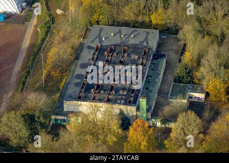 Luftbild, abgebrannte Sporthalle am Sportplatz Enfieldstraße, umgeben von herbstlichen Laubbäumen, Rentfort, Gladbeck, Ruhrgebiet, Rhénanie-du-Nord-Westphalie, Deutschland ACHTUNGxMINDESTHONORARx60xEURO *** vue aérienne, salle de sport incendiée sur le terrain de sport de Enfieldstraße, entourée d'arbres caduques automnaux, Rentfort, Gladbeck, région de la Ruhr, Rhénanie du Nord-Westphalie, Allemagne ATTENTIONxMINDESTHONORARx60xEURO crédit : Imago/Alamy Live News Banque D'Images